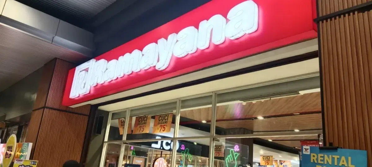 Aktor Film Vina Memikat Para Penggemar di Ramayana Mall Cirebon XXI