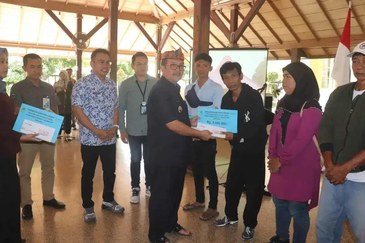 Salurkan Bantuan PMI