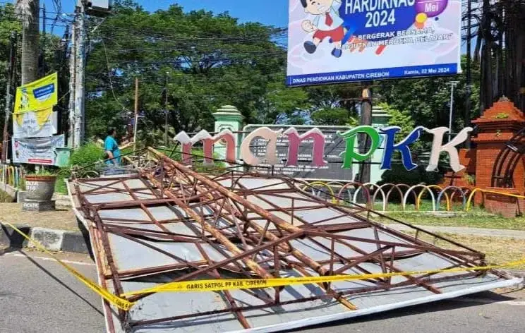 Baliho Roboh