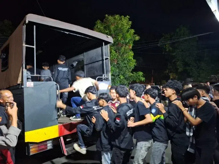 Puluhan Kempok Remaja Diduga Geng Motor di Amankan Polres Majalengka Puluhan Kempok Remaja Diduga Geng Motor di Amankan Polres Majalengka
