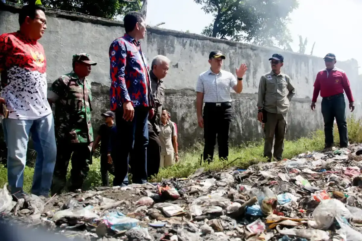 Membuang Sampah Pada Tempatnya