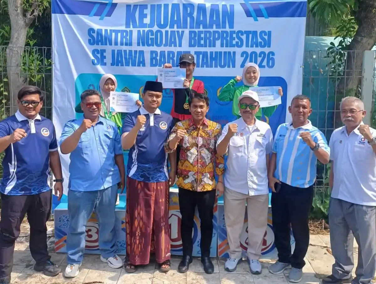 Caption : Wabup Jigus berikan apresiasi kepada atletik dalam Kejuaraan Santri Ngojay Berprestasi Se-Jawa Barat 2026 yang digelar di Kolam Renang Apita, Kabupaten Cirebon, Sabtu (12/9/2026). Caption : Wabup Jigus berikan apresiasi kepada atletik dalam Kejuaraan Santri Ngojay Berprestasi Se-Jawa Barat 2026 yang digelar di Kolam Renang Apita, Kabupaten Cirebon, Sabtu (12/9/2026).
