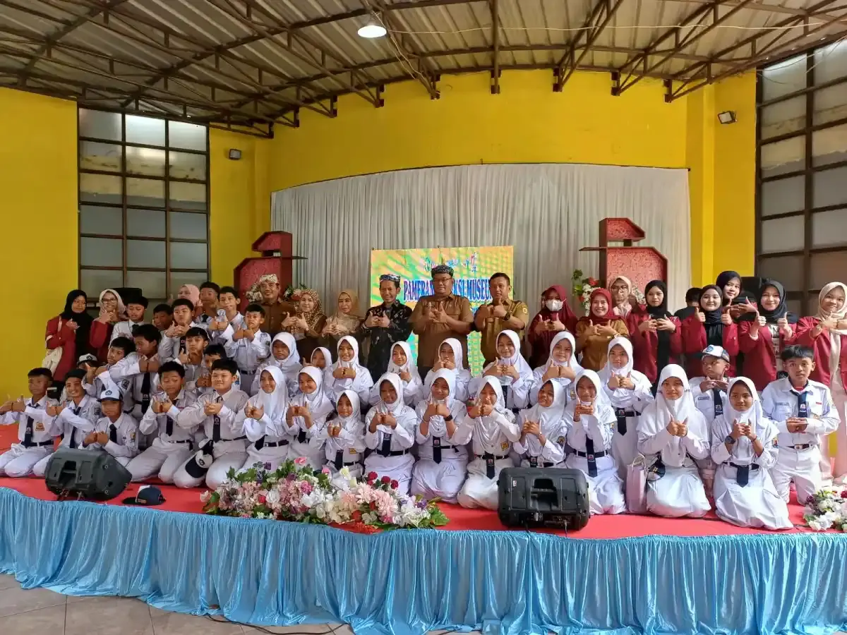 Caption : Pemerintah Kabupaten Cirebon melalui Kepala Dinas Kebudayaan dan Pariwisata Kabupaten Cirebon, Fajar Sutrisno Kenalkan Sejarah dan Budaya, Gen Alpha.