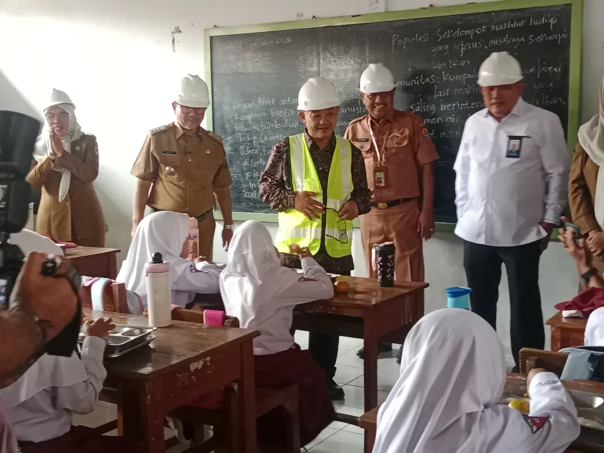 Caption : Menteri Pendidikan Dasar dan Menengah RI Abdul Mu'ti bersama Bupati Cirebon Imron dan Kepala Dinas Pendidikan, H. Ronianto meninjau kegiatan pembelajaran di SD Negeri 1 Kedungjaya, Kecamatan Kedawung, Kabupaten Cirebon, Senin (28/9/2026).