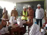 Caption : Menteri Pendidikan Dasar dan Menengah RI Abdul Mu'ti bersama Bupati Cirebon Imron dan Kepala Dinas Pendidikan, H. Ronianto meninjau kegiatan pembelajaran di SD Negeri 1 Kedungjaya, Kecamatan Kedawung, Kabupaten Cirebon, Senin (28/9/2026).