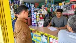 Caption : Camat Astanajapura, Deny didampingi UPTD Wilyah VI DPUTR dan Satpol PP, berikan sosialisasi dan surat teguran kepada pemilik bangunan liat jalur Kanci-Sindanglaut