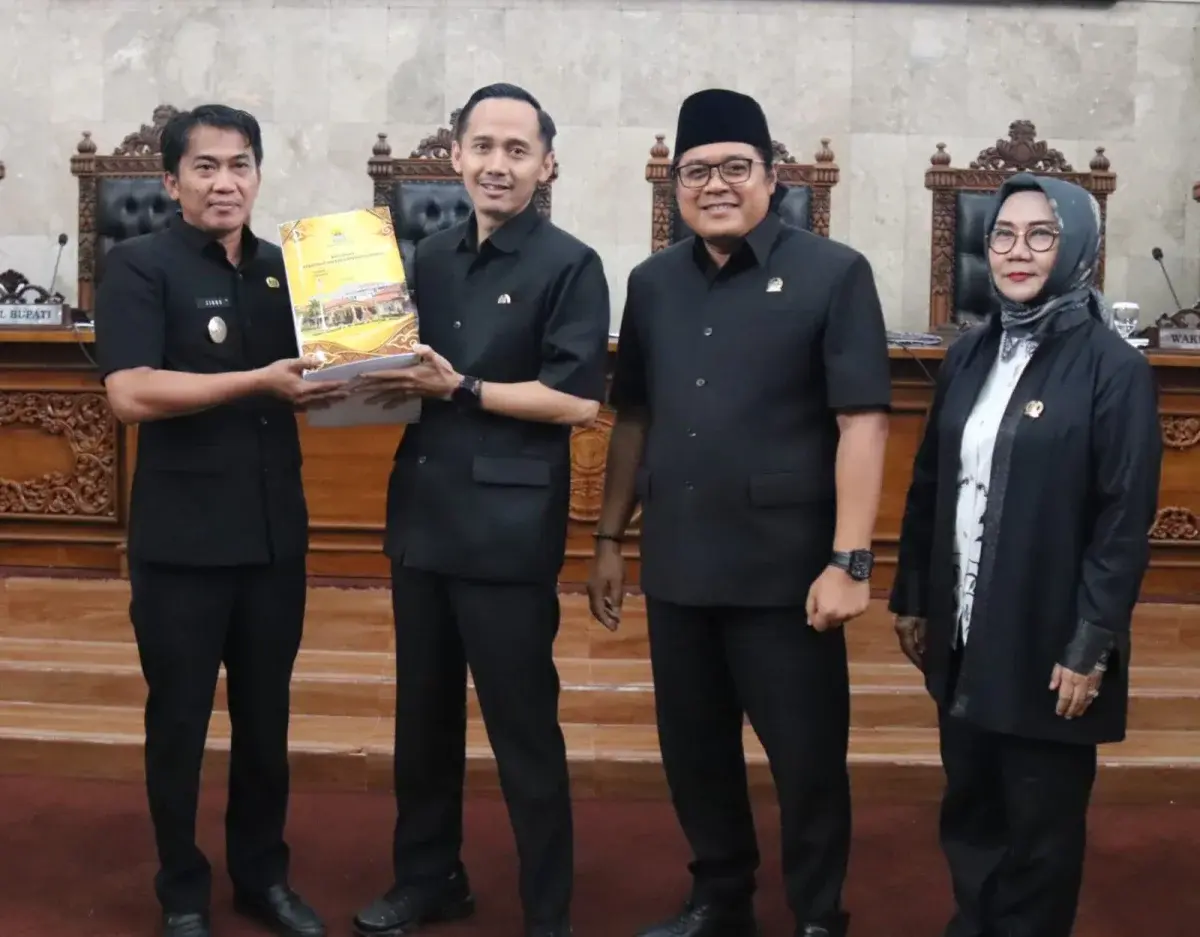 Caption : Wakil Bupati Cirebon Agus Kurniawan Budiman membacakan Pengantar Nota Keuangan Rancangan Perubahan Anggaran Pendapatan dan Belanja Daerah Tahun Anggaran (APBD TA) 2026 Bupati Cirebon dalam Rapat Paripurna di Ruang Rapat Abhimata DPRD Kabupaten Cirebon, Rabu (16/9/2026).