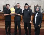 Caption : Wakil Bupati Cirebon Agus Kurniawan Budiman membacakan Pengantar Nota Keuangan Rancangan Perubahan Anggaran Pendapatan dan Belanja Daerah Tahun Anggaran (APBD TA) 2026 Bupati Cirebon dalam Rapat Paripurna di Ruang Rapat Abhimata DPRD Kabupaten Cirebon, Rabu (16/9/2026).