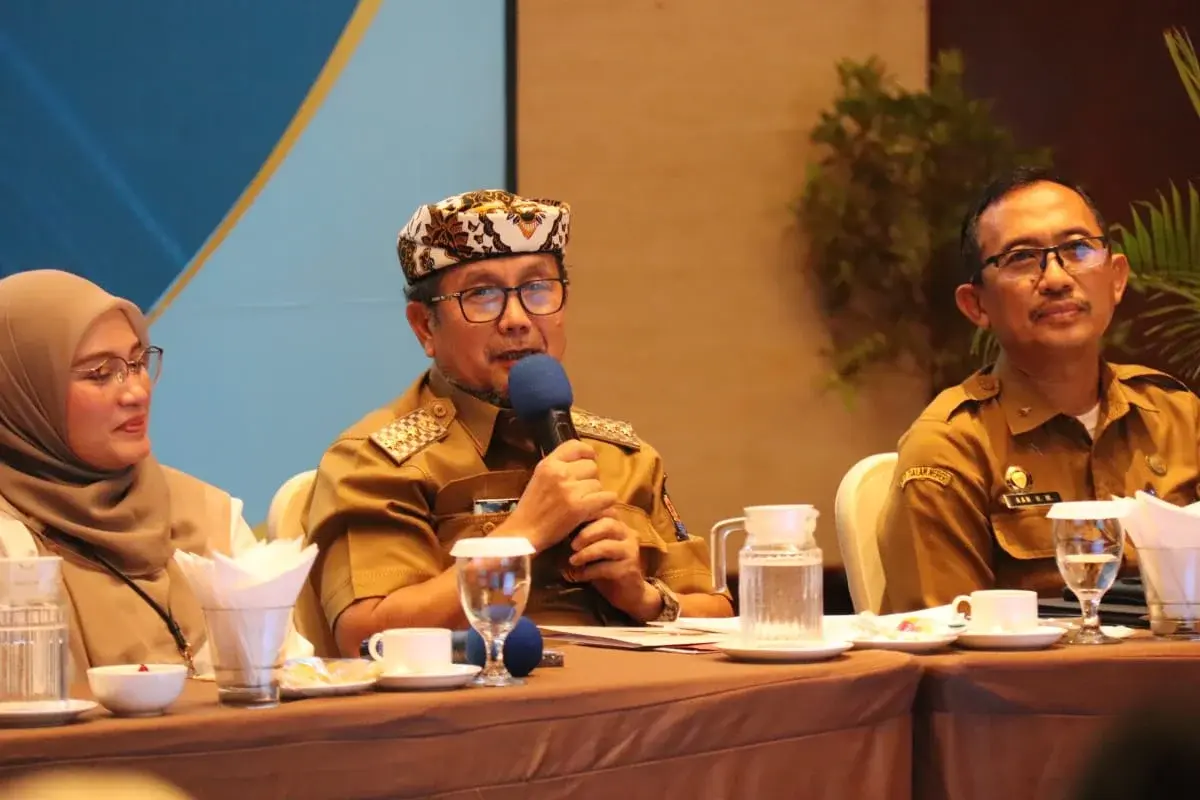 Caption : Bupati Cirebon Imron menekankan pentingnya menjaga stabilitas pangan melalui kerja sama antardaerah saat menghadiri High Level Meeting (HLM) Tim Pengendalian Inflasi Daerah (TPID) dan Tim Percepatan dan Perluasan Digitalisasi Daerah (TP2DD) se-Ciayumajakuning Tahun 2026.