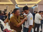 Caption : Sekretaris Daerah (Sekda) Kabupaten Cirebon, Hendra Nirmala, berikan pesan dan kesan Sekolah Demokrasi Caruban Nagari yang digelar di Ruang Nyimas Gandasari, Sekretariat Daerah Kabupaten Cirebon, Selasa (15/9/2026).
