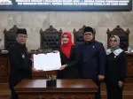 Caption : Bupati Cirebon Imron melalui Wakil Bupati Cirebon Agus Kurniawan Budiman menyampaikan nota jawaban atas pemandangan umum fraksi-fraksi DPRD terhadap RAPBD Kabupaten Cirebon Tahun Anggaran 2027 dalam rapat paripurna DPRD, Selasa (15/9/2026).